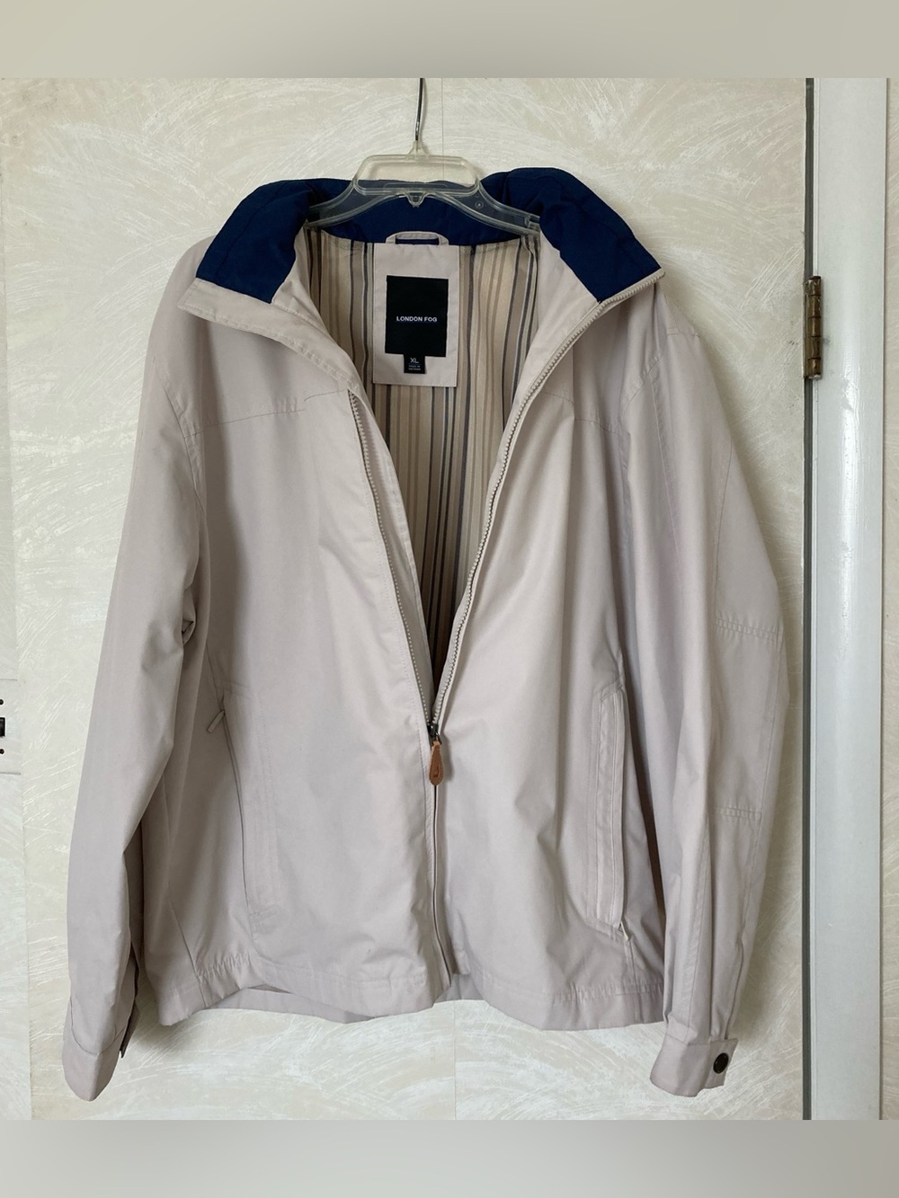 London Fog, vintage, Men's Beige Windbreaker Jacket with Navy Collar